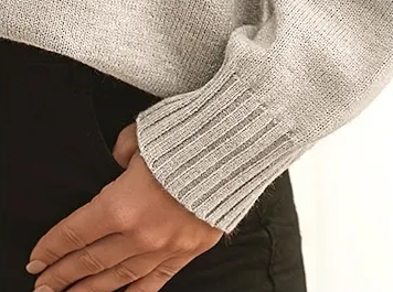 Lucía | Jersey Liso con Cuello en V – Punto Holgado de Moda