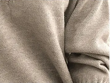 Lucía | Jersey Liso con Cuello en V – Punto Holgado de Moda